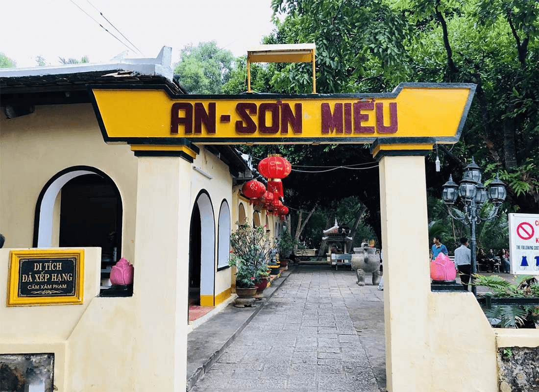 Ngôi miếu linh thiêng thờ bà Phi Yến