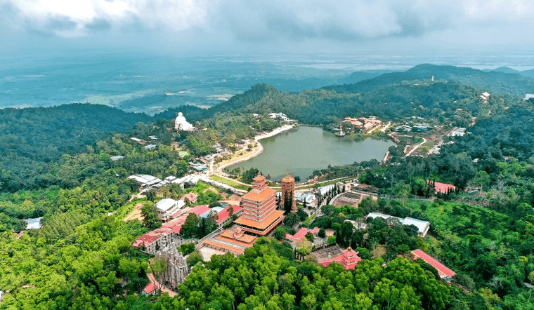 Núi cấm địa địa điểm trekking tuyệt đẹp