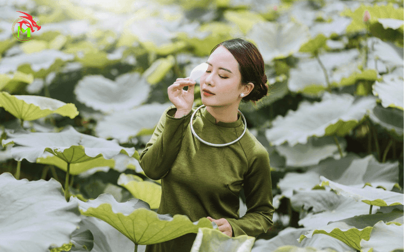 Chụp hình với hoa sen