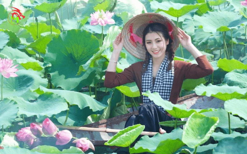 Chụp hình với hoa sen