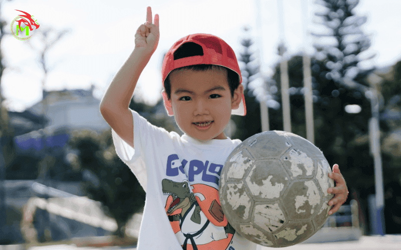Tạo dáng chụp ảnh cho bé trai