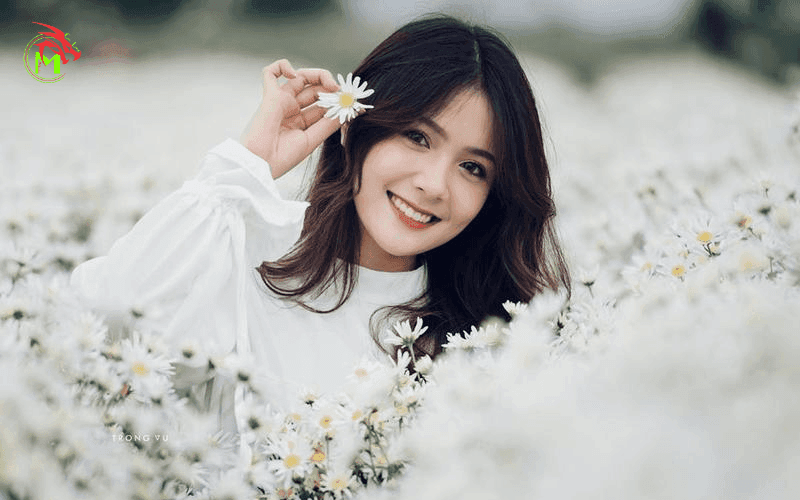 Chụp hình với hoa