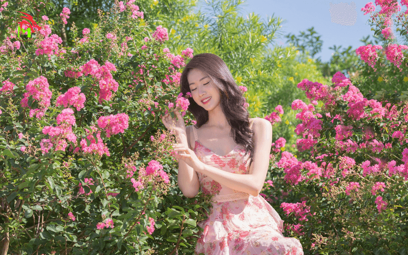 Chụp hình với hoa