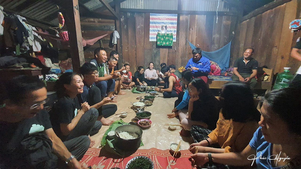 Hành trình xuyên rừng từ Lâm Đồng qua Đăk Nông trekking đỉnh Tà Đùng 7 Bữa tối đầu tiên đầy ấm áp ở nhà của đồng bào dân tộc Dao
