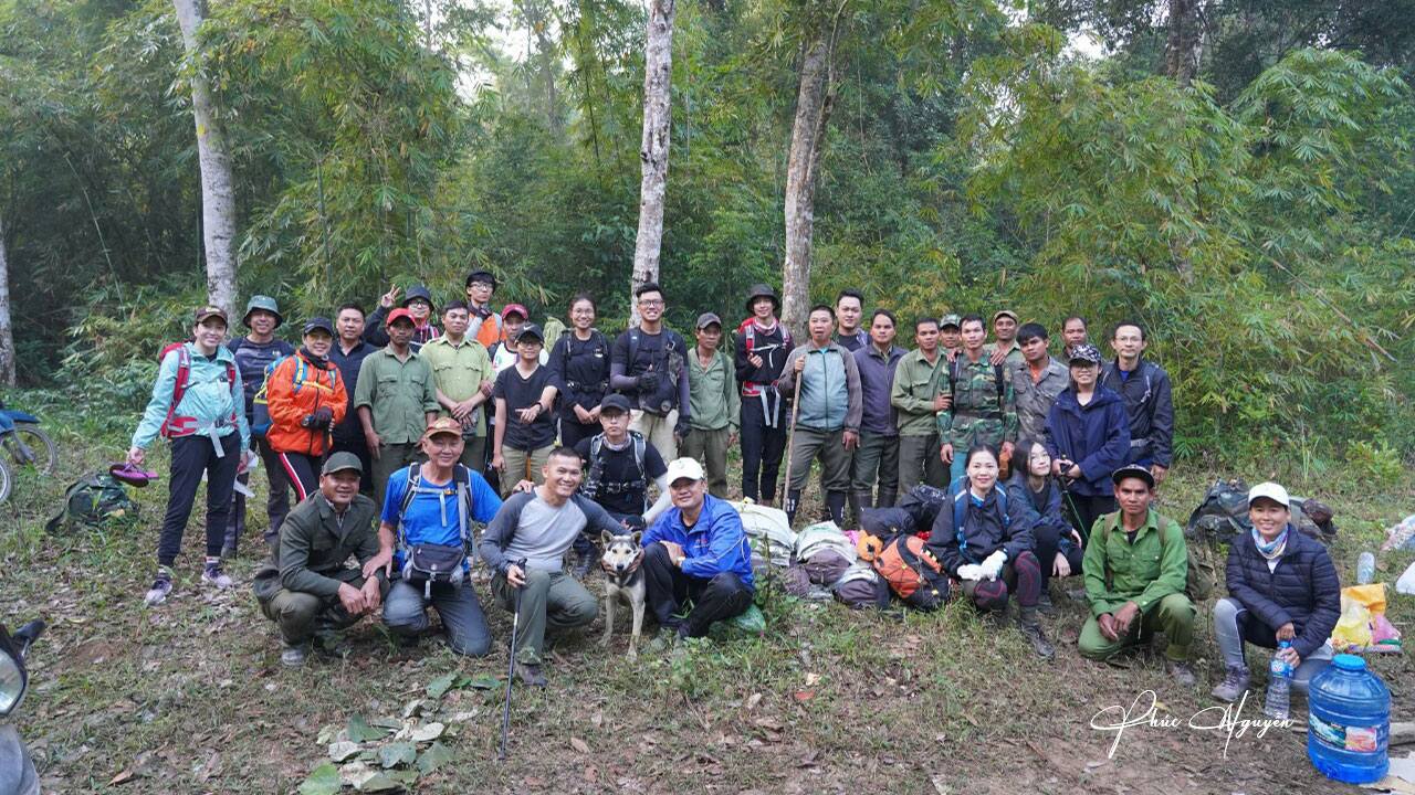 Hành trình xuyên rừng từ Lâm Đồng qua Đăk Nông trekking đỉnh Tà Đùng 22 Chụp ảnh cả đoàn làm kỉ niệm trước khi chia tay các anh kiểm lâm