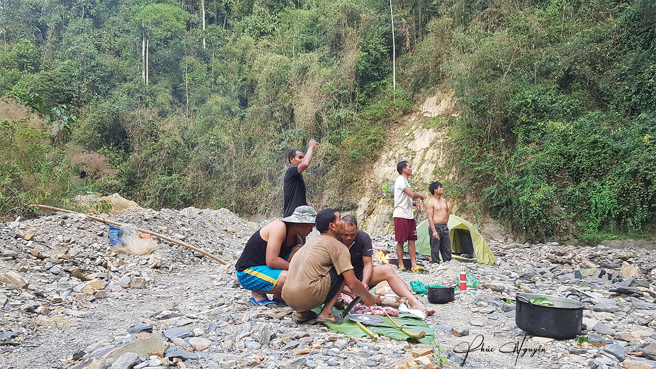 Hành trình xuyên rừng từ Lâm Đồng qua Đăk Nông trekking đỉnh Tà Đùng 14 Đến điểm hạ trại gần bãi khai thác vàng lậu đã bỏ hoang từ lâu, các anh kiểm lâm chuẩn bị bữa tối cho cả đoàn