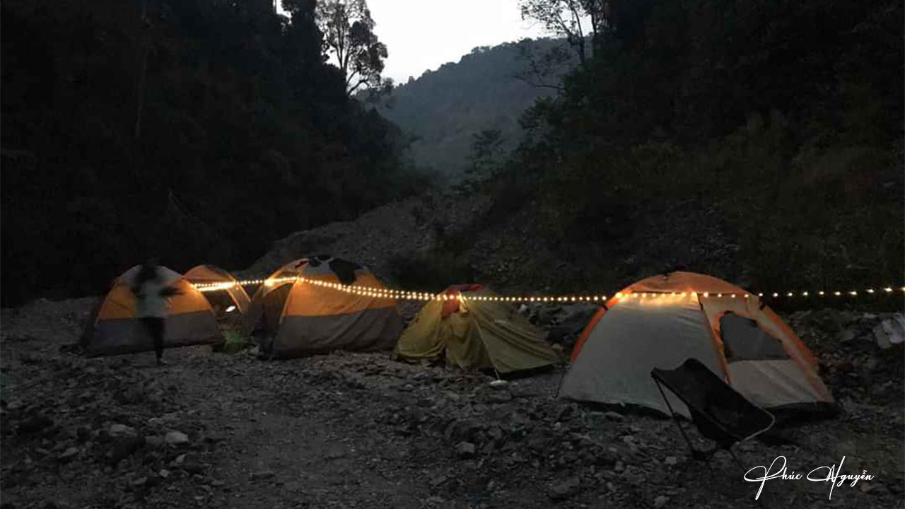 Hành trình xuyên rừng từ Lâm Đồng qua Đăk Nông trekking đỉnh Tà Đùng 15 Cắm trại và nghỉ đêm trong rừng, trên nền đá ghồ ghề