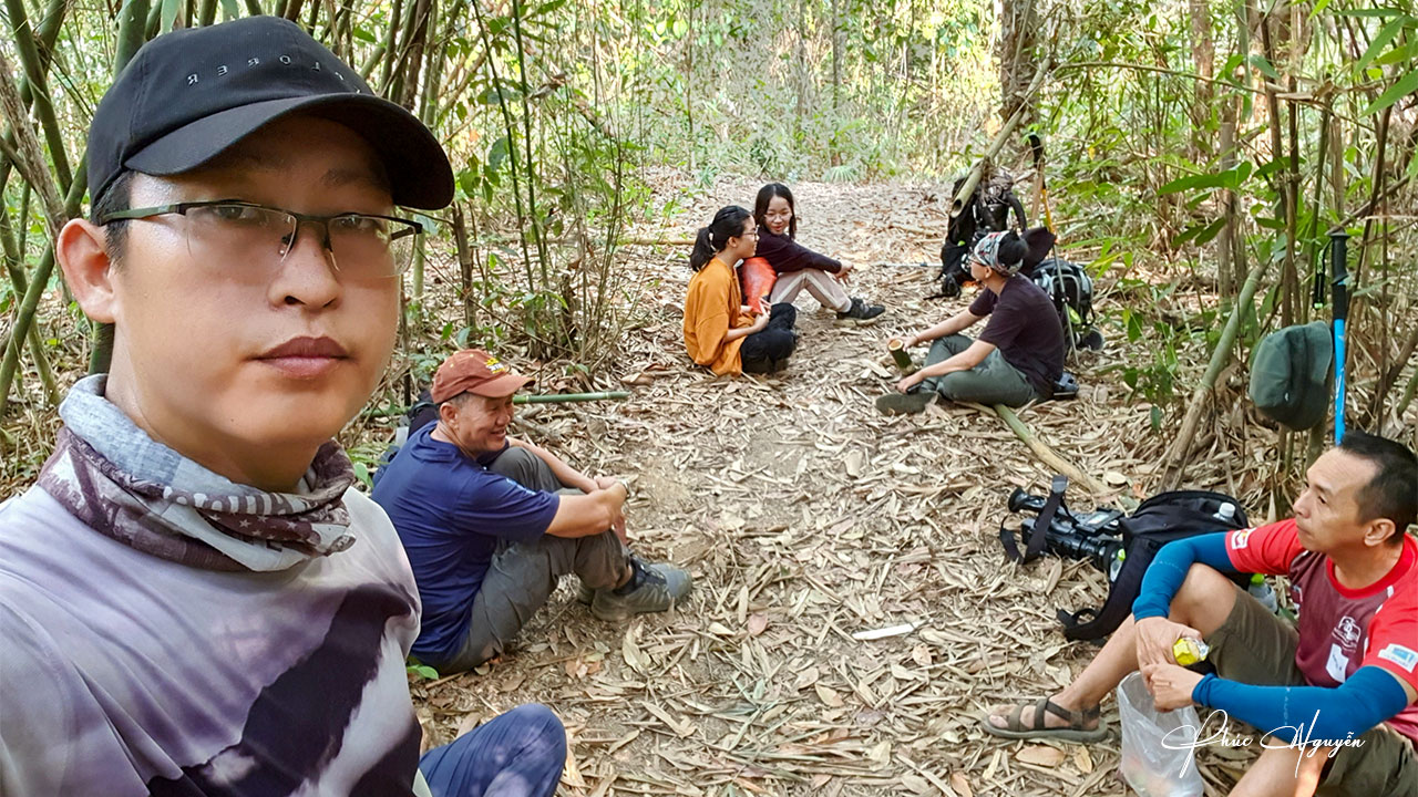 Hành trình xuyên rừng từ Lâm Đồng qua Đăk Nông trekking đỉnh Tà Đùng 8 Cả đoàn nghỉ ngơi dọc đường trekking đến thác Phi Liêng