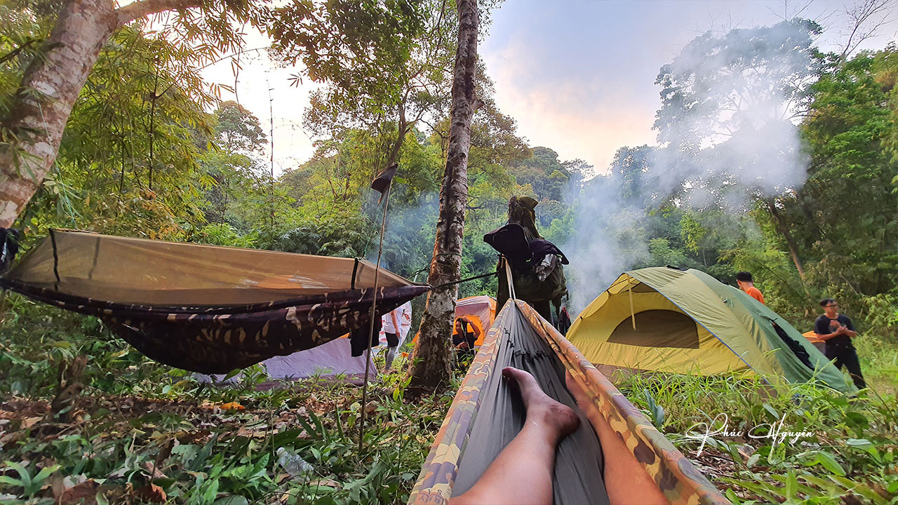 Hành trình xuyên rừng từ Lâm Đồng qua Đăk Nông trekking đỉnh Tà Đùng 20 Nghỉ ngơi lấy lại sức để tiếp tục hành trình trekking đỉnh Tà Đùng 1982m