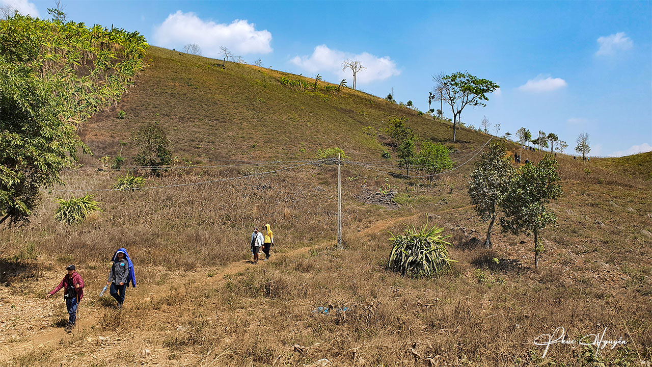 Hành trình xuyên rừng từ Lâm Đồng qua Đăk Nông trekking đỉnh Tà Đùng 6 Trekking lên miệng núi lửa Nâm Kar trong thời tiết nắng nóng, khô cằn và không có bóng cây