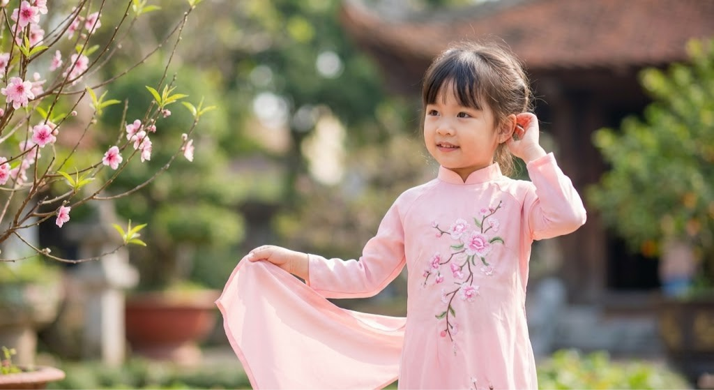 Tạo dáng chụp ảnh tết cho bé